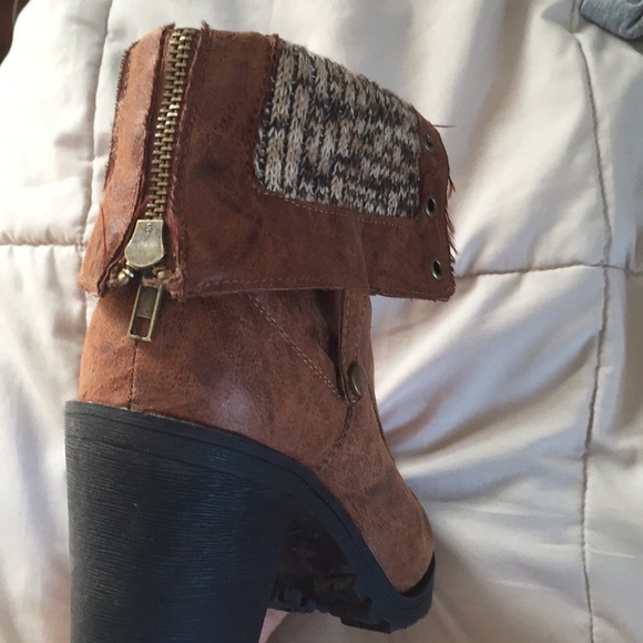 Combat Booties w/ Detailing - Picture 3 of 3